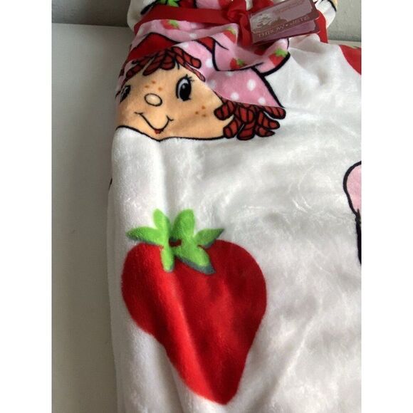 Strawberry Shortcake 60 X 70” Soft Plush Soft Throw Blanket Pink Red Face NEW - Picture 14 of 14